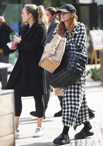 ashlee-simpson-out-for-lunch-with-a-friend-in-los-angeles-02-19-2023-4.jpg