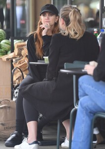 ashlee-simpson-out-for-lunch-with-a-friend-in-los-angeles-02-19-2023-5.jpg