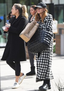 ashlee-simpson-out-for-lunch-with-a-friend-in-los-angeles-02-19-2023-6.jpg