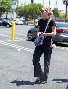 ashlee-simpson-out-shopping-at-dick-s-sporting-goods-in-los-angeles-07-26-2022-6.jpg