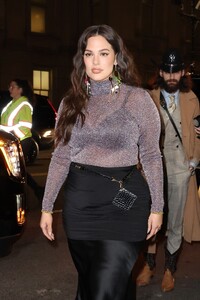 ashley-graham-arrives-at-tory-burch-fashion-show-in-new-york-02-13-2023-1.jpg