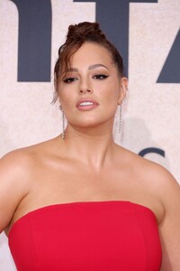 ashley-graham-at-amfar-gala-in-cannes-05-26-2022-4.jpg