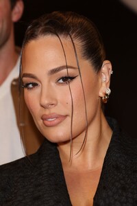 ashley-graham-at-dolce-gabbana-show-at-milan-fashion-week-09-24-2022-2.jpg