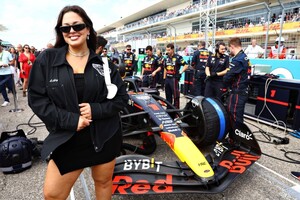ashley-graham-at-formuls-1-us-grand-prix-in-austin-10-23-2022-4.jpg