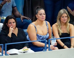 ashley-graham-at-us-open-2022-in-new-york-08-29-2022-3.jpg