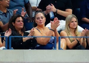ashley-graham-at-us-open-2022-in-new-york-08-29-2022-5.jpg