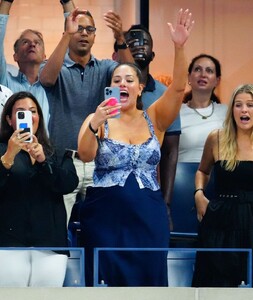 ashley-graham-at-us-open-2022-in-new-york-08-29-2022-6.jpg