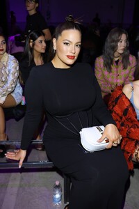ashley-graham-at-versace-show-at-milan-fashion-week-09-23-2022-2.jpg