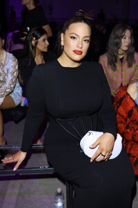 ashley-graham-at-versace-show-at-milan-fashion-week-09-23-2022-3.jpg