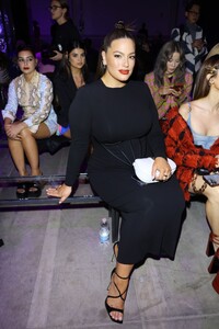 ashley-graham-at-versace-show-at-milan-fashion-week-09-23-2022-4.jpg
