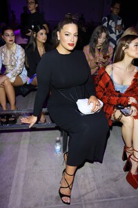 ashley-graham-at-versace-show-at-milan-fashion-week-09-23-2022-5.jpg