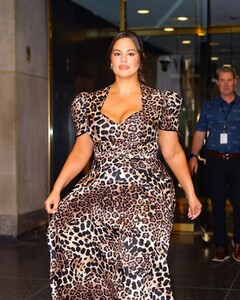 ashley-graham-leaves-today-show-in-new-york-09-08-2022-5.jpg