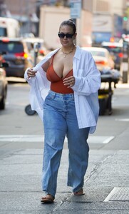 ashley-graham-out-and-about-in-new-york-05-12-2022-1.jpg