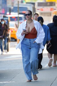 ashley-graham-out-and-about-in-new-york-05-12-2022-2.jpg
