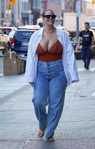 ashley-graham-out-and-about-in-new-york-05-12-2022-4.jpg