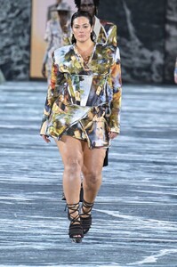 ashley-graham-walks-runway-at-balmain-show-at-paris-fashion-week-09-28-2022-0.jpg