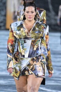 ashley-graham-walks-runway-at-balmain-show-at-paris-fashion-week-09-28-2022-1.jpg