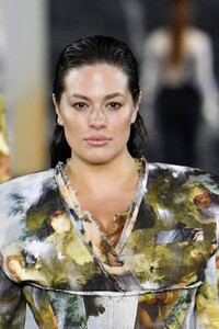 ashley-graham-walks-runway-at-balmain-show-at-paris-fashion-week-09-28-2022-2.jpg