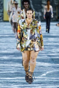 ashley-graham-walks-runway-at-balmain-show-at-paris-fashion-week-09-28-2022-3.jpg