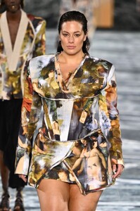 ashley-graham-walks-runway-at-balmain-show-at-paris-fashion-week-09-28-2022-5.jpg
