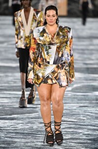 ashley-graham-walks-runway-at-balmain-show-at-paris-fashion-week-09-28-2022-6.jpg