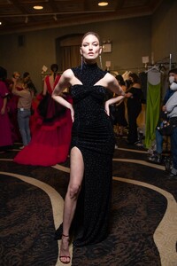 backstage-defile-christian-siriano-automne-hiver-2021-2022-new-york-coulisses-69.thumb.jpg.d3be3990601031bf0e7557537237ca1b.jpg
