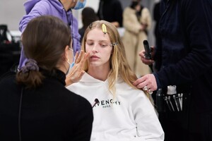 backstage-defile-coperni-automne-hiver-2021-2022-paris-coulisses-45.thumb.jpg.66f6cb12bf98961a34cc9bac9a7df0e7.jpg