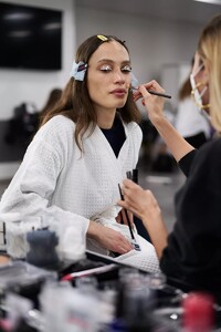 backstage-defile-coperni-automne-hiver-2021-2022-paris-coulisses-48.thumb.jpg.7644b2336c2ad2891285383e505efd1b.jpg