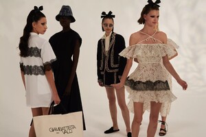 backstage-defile-giambattista-valli-printemps-ete-2021-paris-coulisses-34.thumb.jpg.fbccf3ef3c0ab67ba9ab7bc1ad8a50f7.jpg