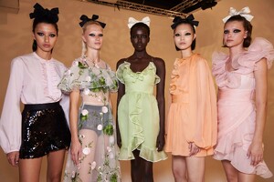 backstage-defile-giambattista-valli-printemps-ete-2021-paris-coulisses-60.thumb.jpg.6ebec767204ad8a448f6cd367fcca535.jpg