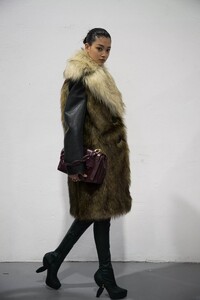 backstage-defile-ports-1961-automne-hiver-2021-2022-milan-coulisses-190.thumb.jpg.0ffb5882f69959dcd7fece1fd5636cf4.jpg