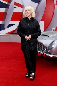 billie-eilish-no-time-to-die-world-premiere-in-london-9.jpg