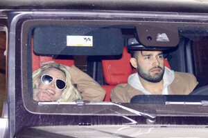 britney-spears-and-sam-asghari-out-for-dinner-in-malibu-02-19-2023-2.jpg