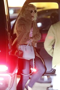 britney-spears-and-sam-asghari-out-for-dinner-in-malibu-02-19-2023-5.jpg