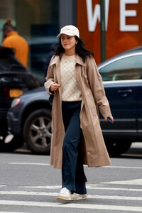 camila-mendes-out-with-her-boyfriend-and-friends-in-new-york-02-12-2023-5.jpg