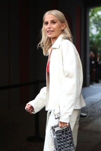 caroline-daur-arrives-at-alberta-ferretti-show-at-milan-fashion-week-09-21-2022-0.jpg