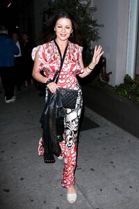 catherine-zeta-jones-leaves-craig-s-in-west-hollywood-03-07-2022-0.thumb.jpg.b50341ea7ba133ce2b98c8f5748da14c.jpg