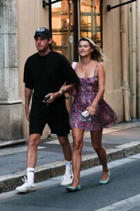 chloe-lecareux-out-with-her-boyfriend-in-saint-tropez-08-27-2022-1.thumb.jpg.cdc1003ad71c90d753c33afe93dc247a.jpg