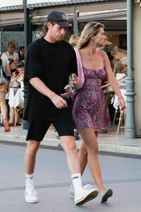 chloe-lecareux-out-with-her-boyfriend-in-saint-tropez-08-27-2022-2.thumb.jpg.3b9143203bfc2c6618d9a99444b8ecf3.jpg