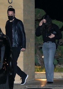 courteney-cos-out-for-a-dinner-date-at-nobu-in-malibu-11-23-2021-5.thumb.jpg.de32562519593221b737683009fe4cf9.jpg