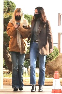 courteney-cox-and-coco-arquette-at-nobu-in-malibu-02-19-2022-3.jpg