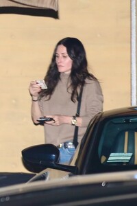 courteney-cox-and-coco-arquette-out-for-dinner-with-family-at-nobu-in-malibu-03-10-2022-0.thumb.jpg.6218bdd624f18b4207fd3081d39692b1.jpg