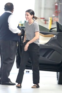 courteney-cox-and-her-assistant-arrives-at-a-business-office-in-beverly-hills-08-08-2022-2.thumb.jpg.ed6913a3087ddc8b74bd792681f40398.jpg