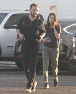 courteney-cox-and-johnny-mcdaid-at-a-flying-lesson-on-santa-monica-airport-11-27-2021-12.thumb.jpg.1cfbfb738838442aba1f62f764ed0904.jpg