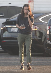 courteney-cox-and-johnny-mcdaid-at-a-flying-lesson-on-santa-monica-airport-11-27-2021-4.thumb.jpg.5000b132ff94c69bfafa249353812cf4.jpg