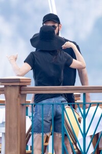 courteney-cox-and-johnny-mcdaid-on-vacation-in-nerano-08-21-2022-1.jpg