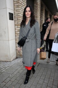 courteney-cox-leaves-john-bishop-show-at-riverside-studio-s-in-west-london-02-05-2022-6.jpg