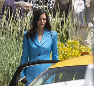 courteney-cox-melissa-barrera-and-jenna-ortega-on-the-set-of-scream-6-in-montreal-07-12-2022-0.jpg