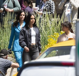 courteney-cox-melissa-barrera-and-jenna-ortega-on-the-set-of-scream-6-in-montreal-07-12-2022-4.jpg