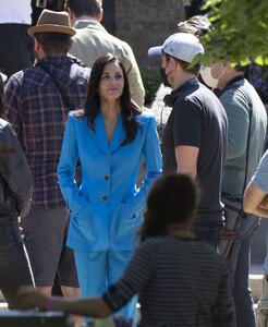 courteney-cox-melissa-barrera-and-jenna-ortega-on-the-set-of-scream-6-in-montreal-07-12-2022-5.jpg